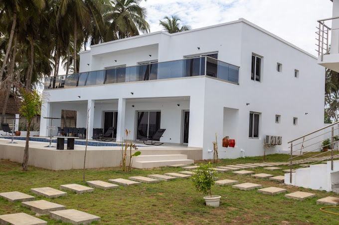Villa Altaïs – façade et jardin tropical face à l'océan